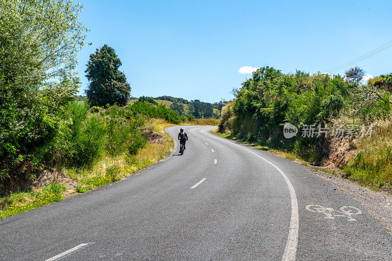 通往Waimangu火山谷的道路，Waimangu路在Wai-O-Tapu, waakarewarewa，新西兰